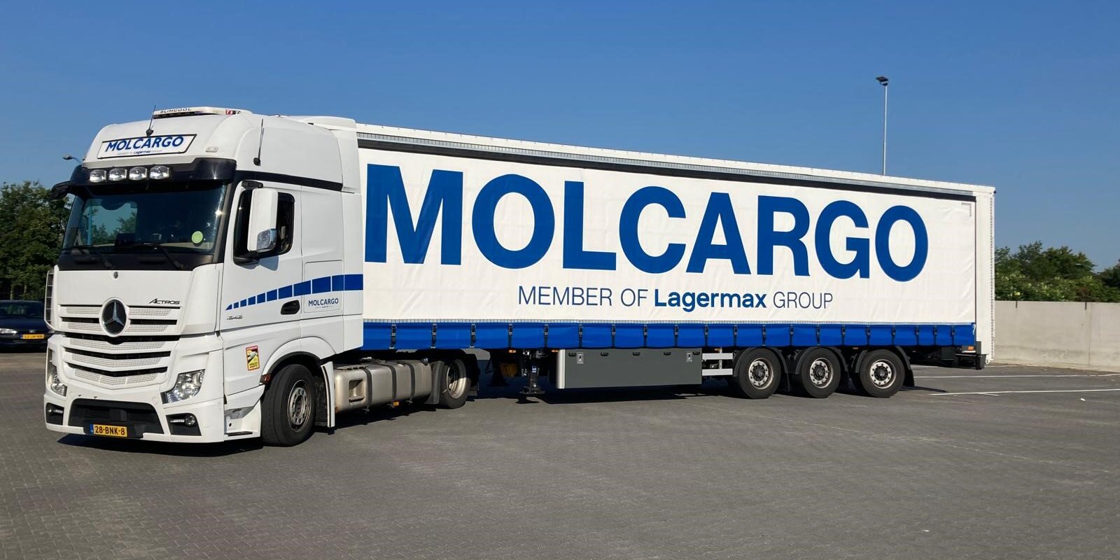 Lkw von MolCargo auf Parkplatz.